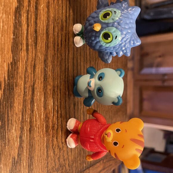 Daniel Tiger’s Neighborhood Family And Friends Figurines Lot Of 7 Figures FRC - Picture 2 of 5
